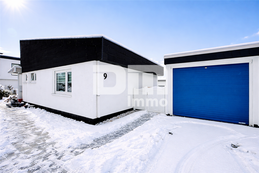 (R)eserviert! Altengerechter gepflegter Bungalow mit Gartenbereich, Terrasse, Garage - Frontansicht / Garage / Stellplätze